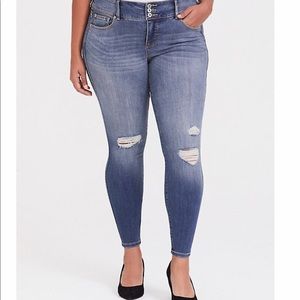 Torrid medium wash jeggings with ripped derail.